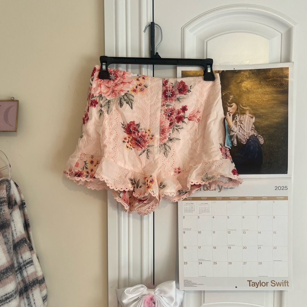Ruffled light pink floral shorts!